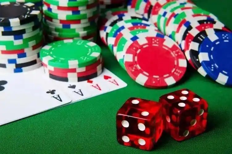 Slot ဂိမ်း Spin လှည့်နေသော Mobile ကစားသမား